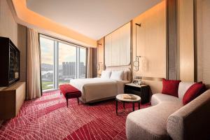 澳门新濠影汇-映星汇的酒店客房,配有床和沙发