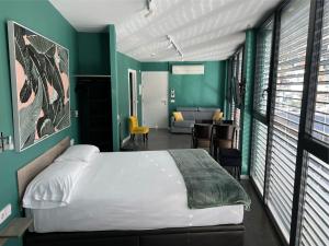 安道尔城PLAN B City Center Aparthotel的一间卧室设有一张床和一间客厅。