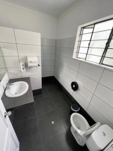利马Casaroma Hostels的一间带卫生间和水槽的浴室