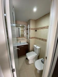 马德里Apartamento Cuzco的一间带卫生间和水槽的浴室