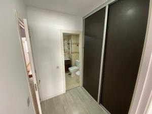 马德里Apartamento Cuzco的一间带卫生间和黑色门的浴室
