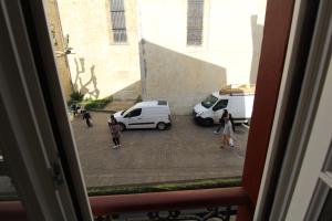 圣让-德吕兹GAMBETTA AVEC LES CLES DE LUZ的从停车场的窗户上看到汽车