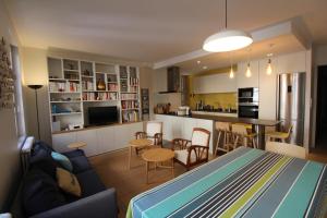 圣让-德吕兹GAMBETTA AVEC LES CLES DE LUZ的客厅以及带沙发和桌子的厨房。