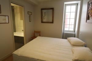 圣让-德吕兹GAMBETTA AVEC LES CLES DE LUZ的一间卧室配有床、镜子和水槽