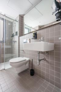 巴塞罗那limehome Barcelona Rector Triadó的浴室配有卫生间、盥洗盆和淋浴。