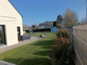 Maison en bord de rance, au pied de Dinan外面的花园