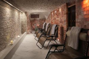 玛丽亚温泉Grandhotel Nabokov的靠砖墙排成一排椅子