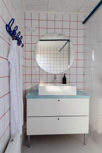 哈博尔Containerhus 18b的一间带水槽和镜子的浴室