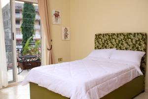 坎帕拉Olori Rentals的一间卧室设有一张床和一个阳台