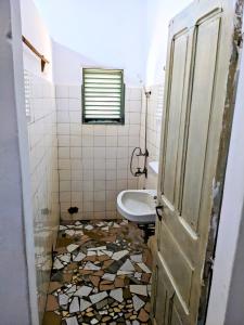 波多诺伏Chambres d'hôtes - Chez Mama Sêdjro的一间带卫生间和水槽的浴室