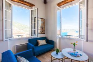 滨海自由城View on the Bay AP4294 By Riviera Holiday Homes的客厅配有蓝色的沙发和桌子