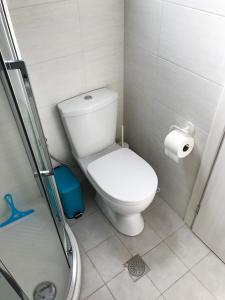 ZárakesO Kipos的浴室设有卫生间和一卷卫生纸