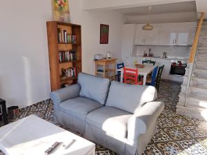 ZárakesO Kipos的带沙发的客厅和厨房