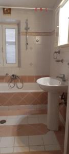 MantoúkionDora's happy apartment的浴室配有盥洗盆、浴缸和盥洗盆