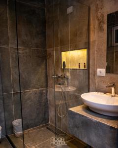 米特罗维察Ador Hotel North Mitrovica的带淋浴和盥洗盆的浴室