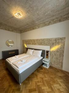 格拉茨ARTLIVING Apartment-Top 3 Self check-in的一间卧室配有一张床,铺有木地板