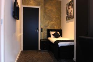 阿姆斯特丹萨拉精品酒店的客房设有带一张床和电视的卧室。