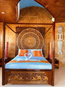 长滩岛Casa de Arte的一间卧室,配有一张华丽的床头板