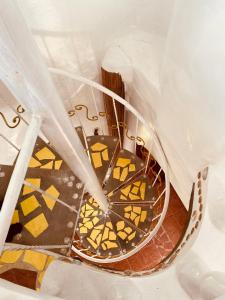 长滩岛Casa de Arte的螺旋楼梯,有黄色和棕色的瓷砖