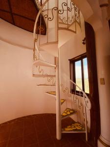 长滩岛Casa de Arte的房屋内螺旋楼梯,设有窗户