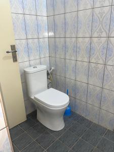 洛美KADIDJA APARTMENTS & SUITES Akodessewa的一间带卫生间和瓷砖墙的浴室