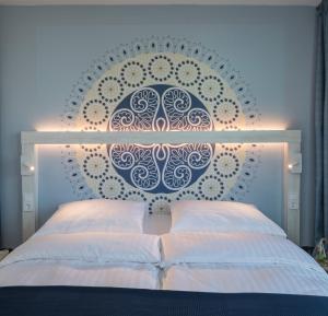 扎达尔法肯斯特尼俱乐部弗尼马申波瑞可酒店的一间卧室配有一张蓝色和白色墙壁的床