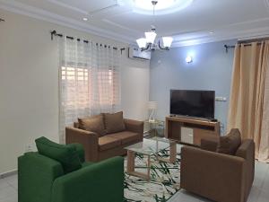 杜阿拉Spetiv Guesthouse的带沙发和电视的客厅