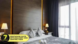 云顶高原7Stonez Suites Geo38 Genting Highlands的一间卧室配有一张带大型木制床头板的床