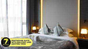 云顶高原7Stonez Suites Geo38 Genting Highlands的酒店客房设有两张床和窗户。