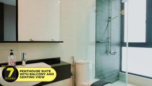 云顶高原7Stonez Suites Geo38 Genting Highlands的带淋浴、盥洗盆和卫生间的浴室