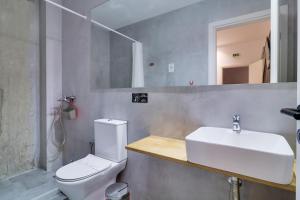 雅典athensdot的浴室配有白色水槽和卫生间。