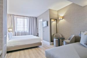 巴塞罗那阿克塔城市47就的酒店客房,配有两张床和椅子