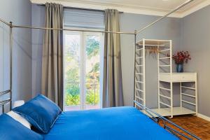 Fara NovareseVilla Caramino的一间卧室设有蓝色的床和窗户。