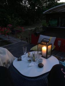 卡尔卡松Péniche Mirage的庭院里设有一张带蜡烛的白色桌子。