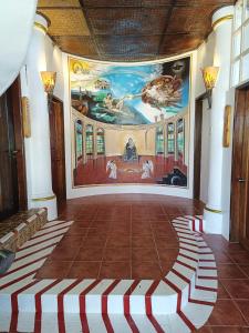 长滩岛Casa de Arte的大房间天花板上画着一幅画
