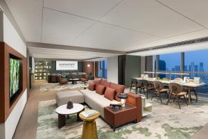 武汉武汉盛捷未来中心服务公寓的客厅配有沙发和桌子