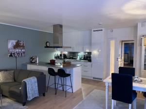 特罗姆瑟Ocean view apartment的厨房以及带沙发和桌子的客厅。