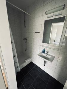不来梅港盖斯特豪斯汉斯特酒店的浴室配有盥洗盆、镜子和浴缸