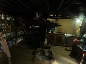 博卡拉Hemjakot Community Homestay的黑暗的客房设有1间带炉灶的厨房