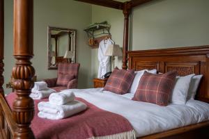Mintlaw赛普琳布瑞酒店的一间卧室配有带毛巾的床