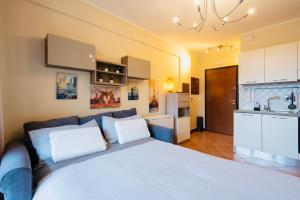 InfernettoAdventure Rent Apartment • Rome的一间带大床的卧室和一间厨房