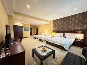 巴库Modern Hotel的酒店客房,设有两张床和一张沙发