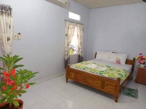 美奈Hoài Oanh homestay的一间带床的卧室,位于带窗户的房间内