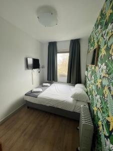 阿姆斯特丹MAX Hotel Amsterdam的一间卧室设有一张床和一个窗口
