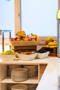 巴德小基希海姆COOEE alpin Hotel Bad Kleinkirchheim的陈列在架子上篮子里的水果和蔬菜