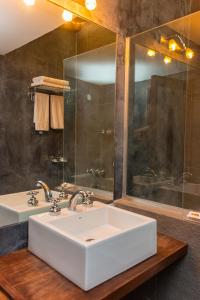 蒂尔卡拉阿拉阿尔玛山林小屋的浴室配有白色水槽和淋浴。