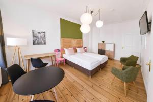 柏林旧城区酒店式公寓的卧室配有一张床和一张桌子及椅子