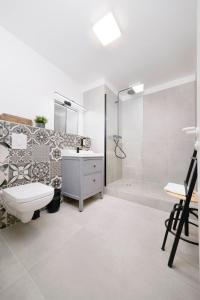 柏林旧城区酒店式公寓的浴室配有卫生间、淋浴和盥洗盆。