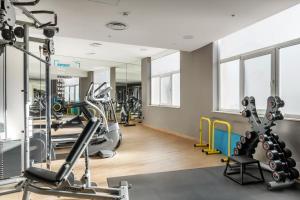 托尔托萨托尔托萨SB科罗纳公寓式酒店的健身房设有跑步机和椭圆机