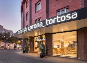 托尔托萨托尔托萨SB科罗纳公寓式酒店的标有冠状动脉粥样硬化标志的商店